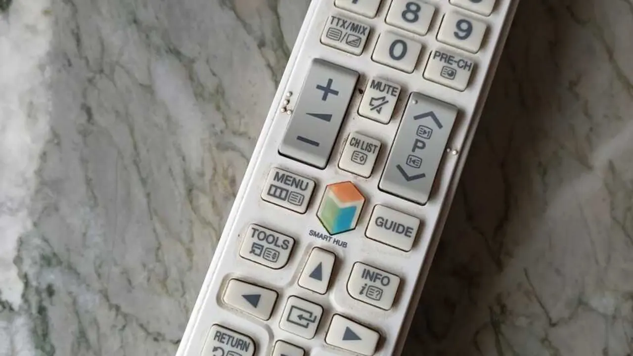 Archivo - Mando a distancia, televisi&oacute;n, televisor, TV