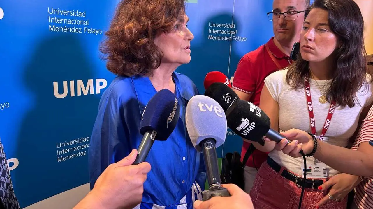 Carmen Calvo hace declaraciones a la prensa en la UIMP.