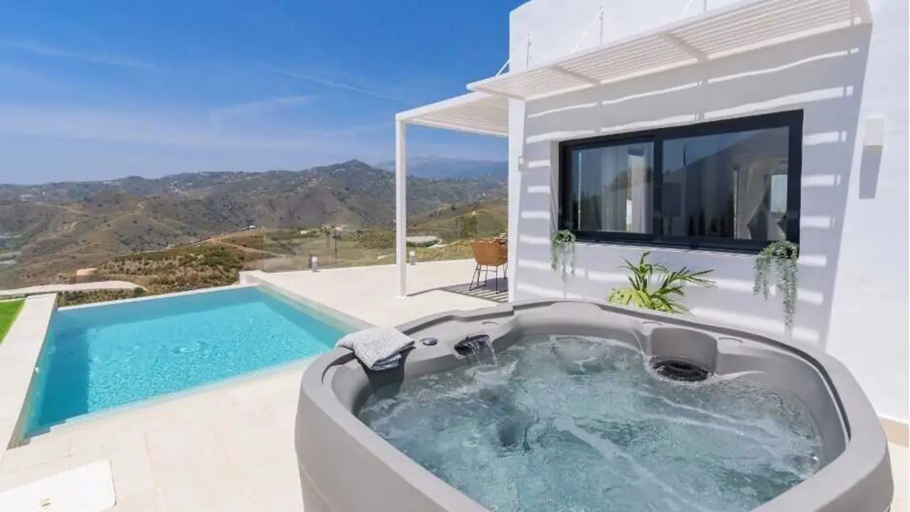 Archivo - Casa rural con piscina y jacuzzi.