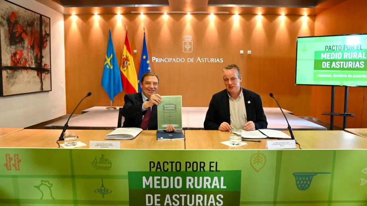 El ministro Luis Planas junto al consejero de Medio Rural del Principado de Asturias, Marcelino Marcos, este mi&eacute;rcoles en Oviedo.