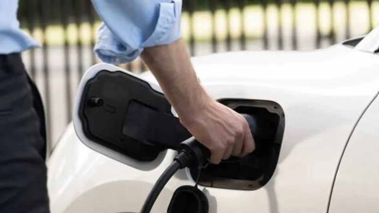 Archivo - Veh&iacute;culos el&eacute;ctricos, cargadores el&eacute;ctricos
