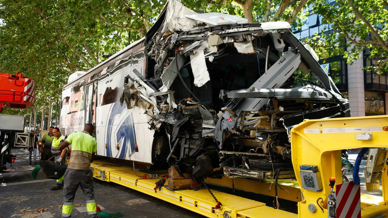 Una gr&uacute;a retira el autocar accidentado, a 1 de julio de 2026, en Lleida