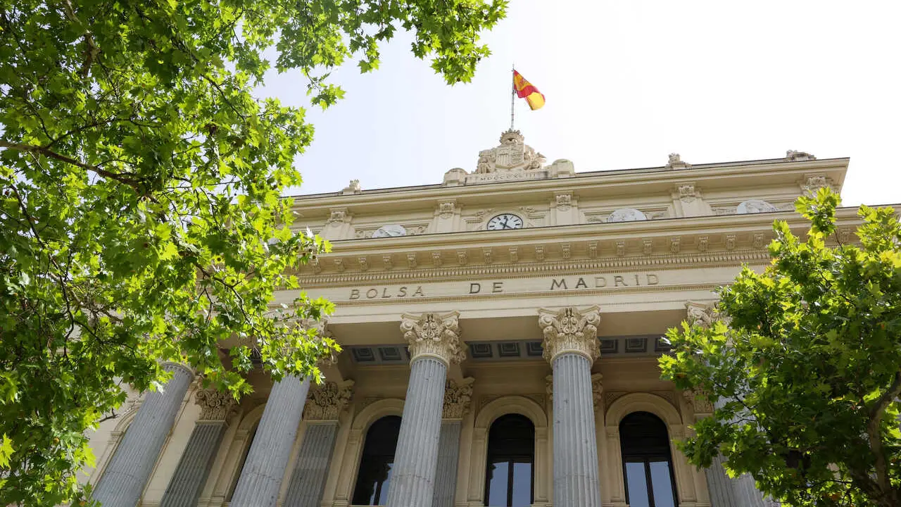 Archivo - Fachada del Palacio de la Bolsa, a 18 de julio de 2023, en Madrid (Espa&ntilde;a). 