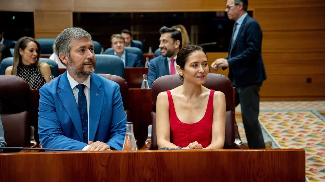 La presidenta de la Comunidad de Madrid, Isabel D&iacute;az Ayuso, y el consejero de Presidencia, Justicia y Administraci&oacute;n Local, Miguel &Aacute;ngel Garc&iacute;a Mart&iacute;n, durante un pleno extraordinario, en la Asamblea de Madrid, a 2 de julio de 2026, en Madrid (Espa&ntilde;a). 