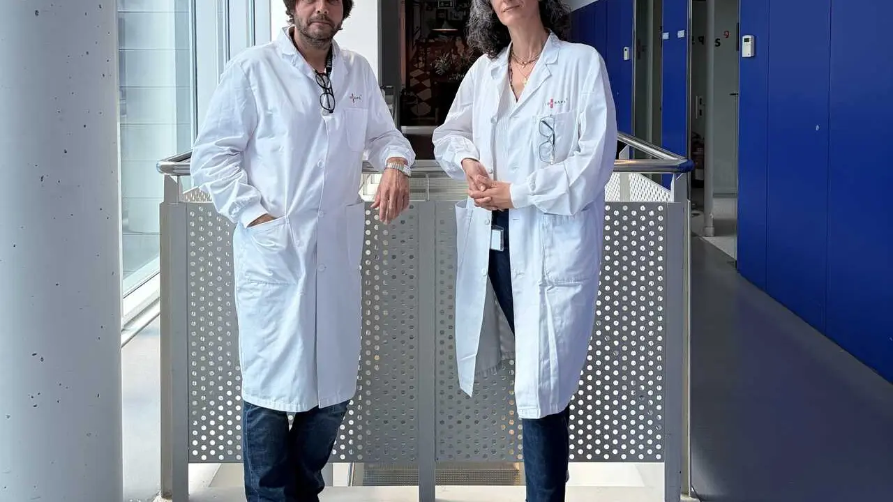 Los investigadores del Cl&iacute;nic-Idibaps Marc Claret y Al&iacute;cia Garcia