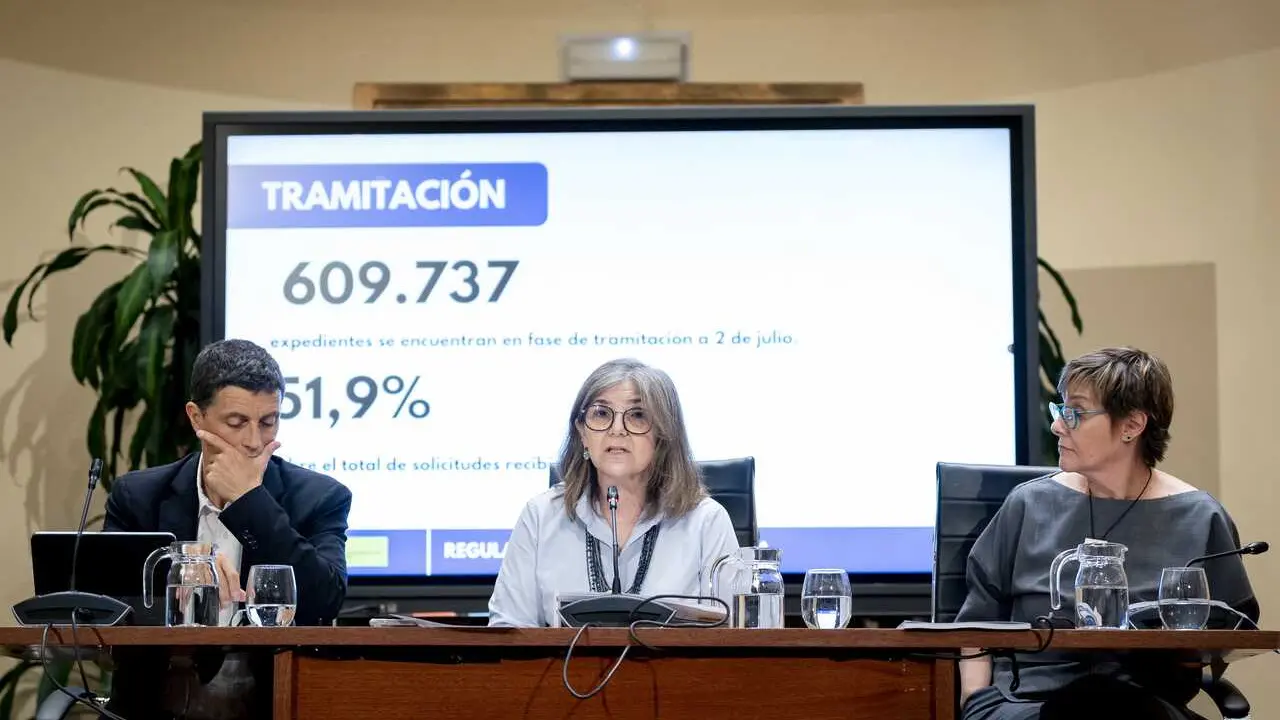 Los secretarios de Estado de Migraciones y de Seguridad Social y Pensiones, Pilar Cancela (c) y Borja Su&aacute;rez (i), junto con la secretaria general de Inclusi&oacute;n, Elena Rodr&iacute;guez (d), durante una rueda de prensa, en el Ministerio de Inclusi&oacute;n