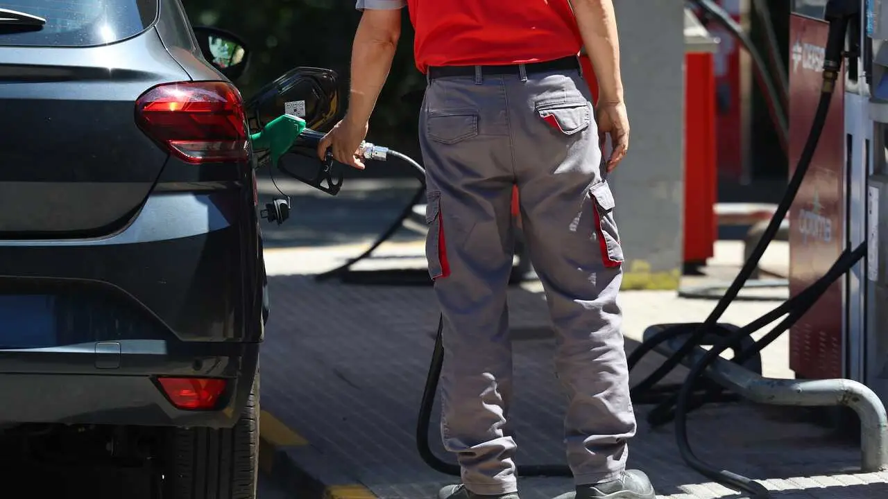 Una persona reposta gasolina en un coche