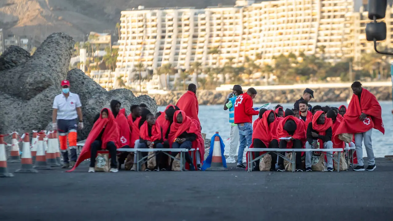 Archivo - Varios migrantes son atendidos en Puerto de Arguinegu&iacute;n.
