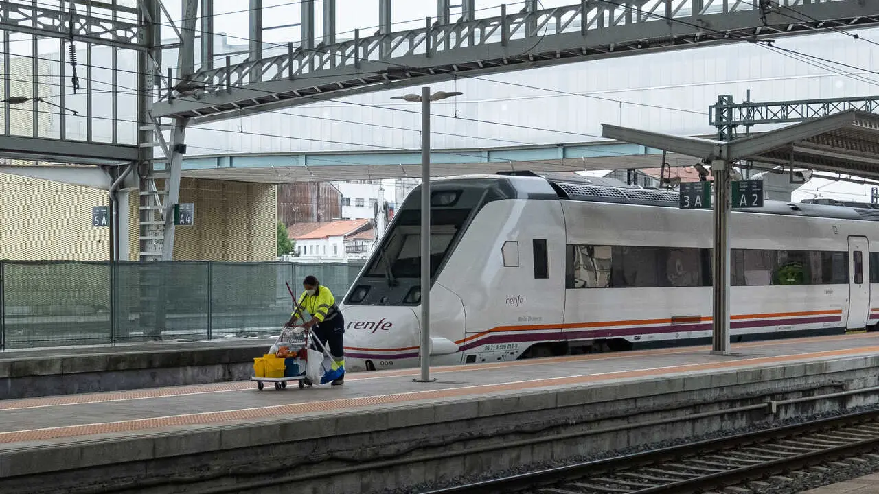 Archivo - Una trabajadora de la limpieza trabaja en los andenes en la estaci&oacute;n de trenes, a 24  de agosto de 2022, en Santiago de Compostela, A Coru&ntilde;a, Galicia.