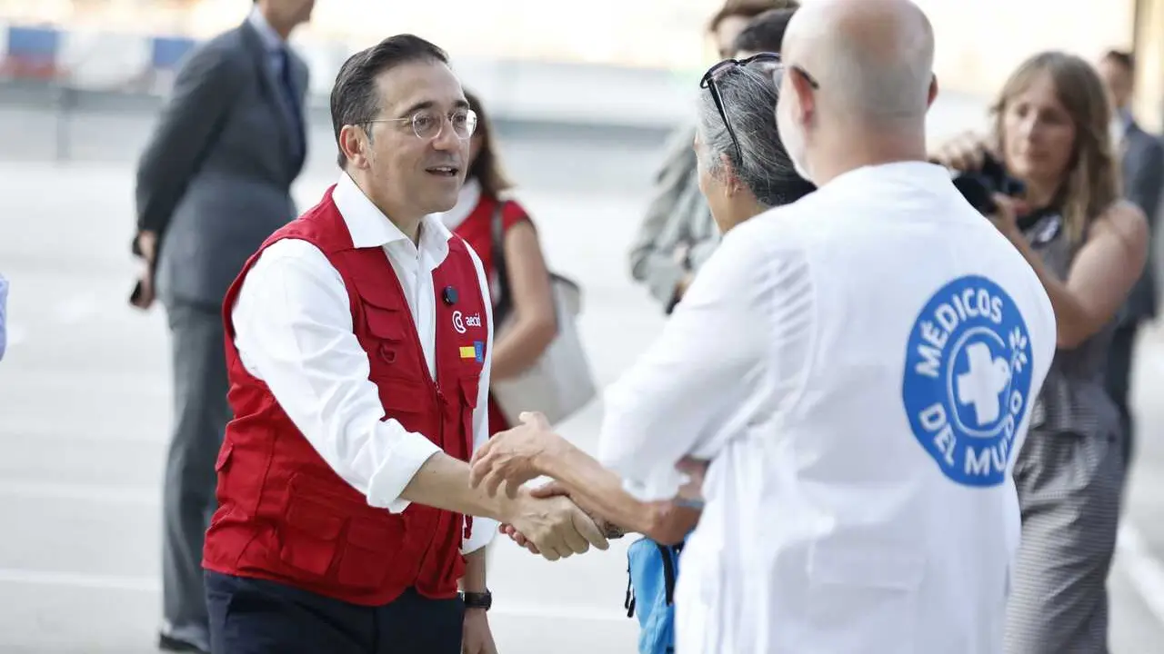 El Ministro de Asuntos Exteriores, Jos&eacute; Manuel Albares, despide al equipo m&eacute;dico de emergencia de la Aecid que se desplaza a Venezuela para atender a los afectados por los terremotos, a 01 de julio de 2026, en Madrid (Espa&ntilde;a).