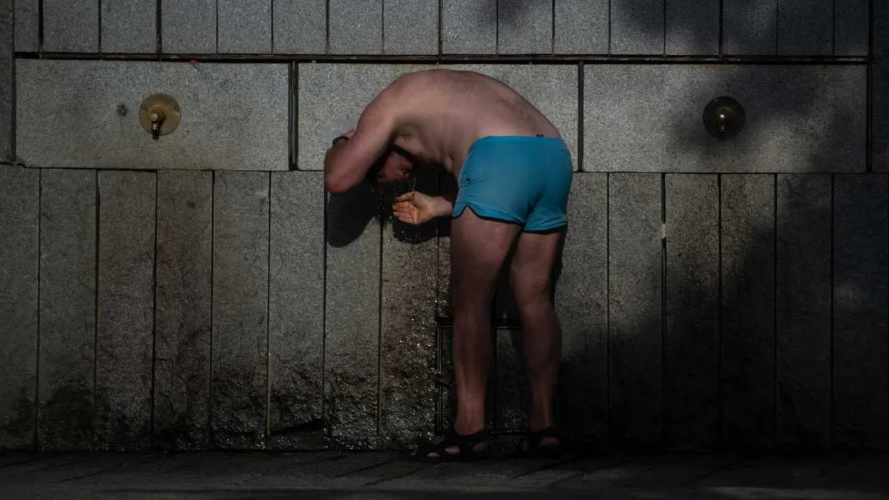 Una persona se refresca en una fuente, en Madrid R&iacute;o, a 23 de junio de 2026, en Madrid (Espa&ntilde;a). 