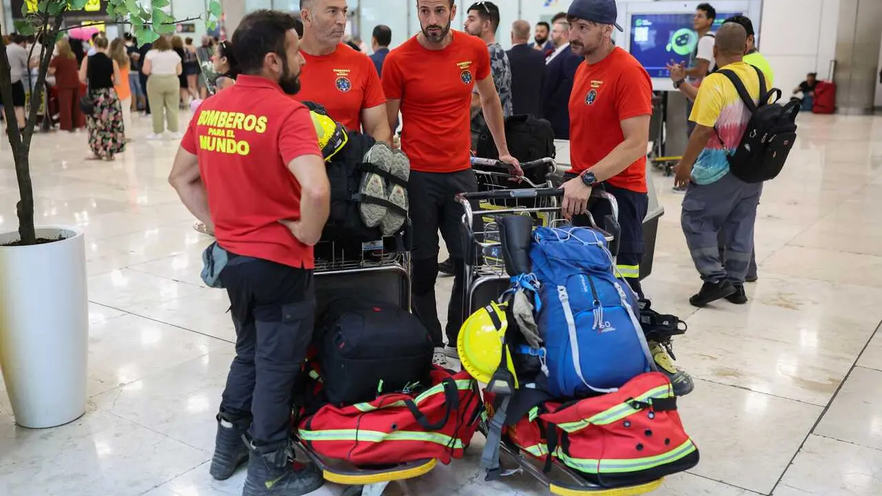 El equipo de Bomberos Para el Mundo a su llegada al Aeropuerto Adolfo Su&aacute;rez Madrid-Barajas, a 2 de julio de 2026, en Madrid (Espa&ntilde;a). 