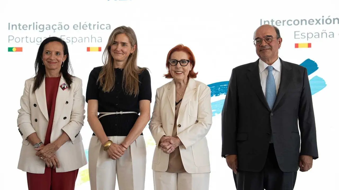(i-d) La presidenta de Redeia, Beatriz Corredor, la ministra para la Transici&oacute;n Ecol&oacute;gica y el Reto Demogr&aacute;fico, Sara Aagesen, la ministra de Medio Ambiente y Energ&iacute;a  de Portugal, Maria da Gra&ccedil;a Carvalho, y el presidente de REN, Rodrigo Costa,