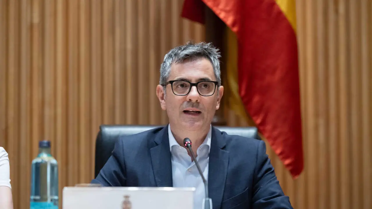 La ministra de Igualdad, Ana Redondo, y el ministro de Presidencia, Justicia y Relaciones con las Cortes, F&eacute;lix Bola&ntilde;os, y Relaciones con las Cortes, F&eacute;lix Bola&ntilde;os durante la Jornada &lsquo;M&aacute;s orgullo menos odio&rsquo; en la Sala Ernest Lluch del Congreso de los Diputados, a 2 de julio de 2026, en Madrid (Espa&ntilde;a). Esta jornada, con el lema &lsquo;Nada que curar, mucho que celebrar&rsquo;, se ha realizado a solicitud del Grupo Parlamentario Socialista, en el marco de la semana central del Orgullo LGTBIQ+ de Madrid.