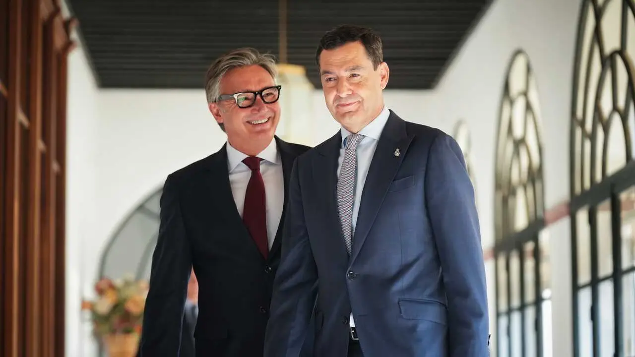 El presidente en funciones de la Junta y candidato del PP-A a la reelecci&oacute;n, Juanma Moreno (d), junto al portavoz del grupo parlamentario Vox en Andaluc&iacute;a, Manuel Gavira (i), suscriben el 'Acuerdo de Gobierno y Estabilidad para Andaluc&iacute;a&rsquo;.