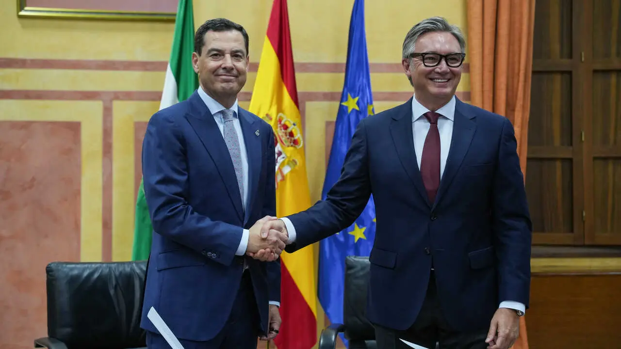 El presidente en funciones de la Junta, Juanma Moreno, y el portavoz de Vox Andaluc&iacute;a, Manuel Gavira, firman el acuerdo de gobierno para Andalucia.