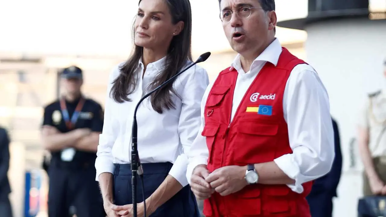 La Reina Letizia y Jos&eacute; Manuel Albares han despedido al equipo de emergencias m&eacute;dicas que viaja a Venezuela para colaborar en las labores de rescate