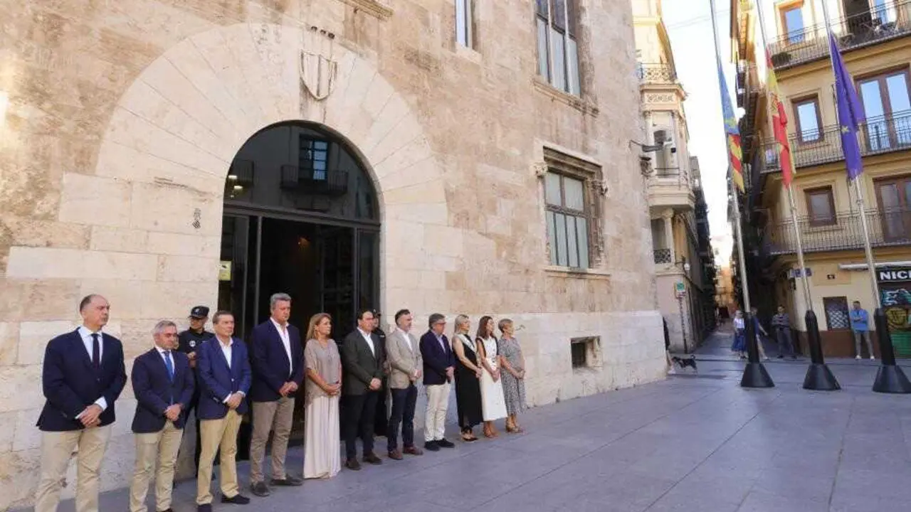 P&eacute;rez Llorca junto a miembros del Consell guardando un minuto de silencio