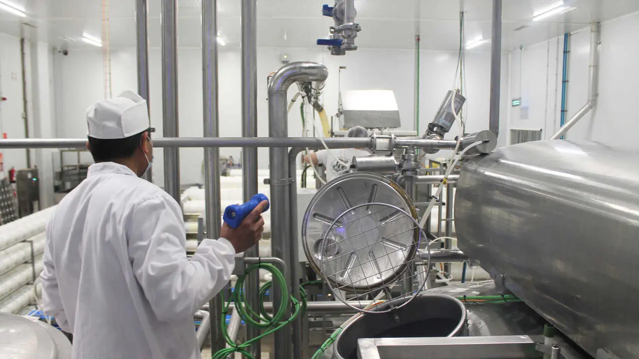 Archivo - Un operario trabajando en una f&aacute;brica