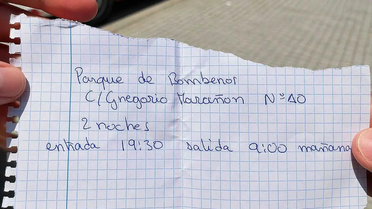 Papel que, seg&uacute;n M&eacute;dicos del Mundo, se entreg&oacute; a los desalojados de la antigua prisi&oacute;n.