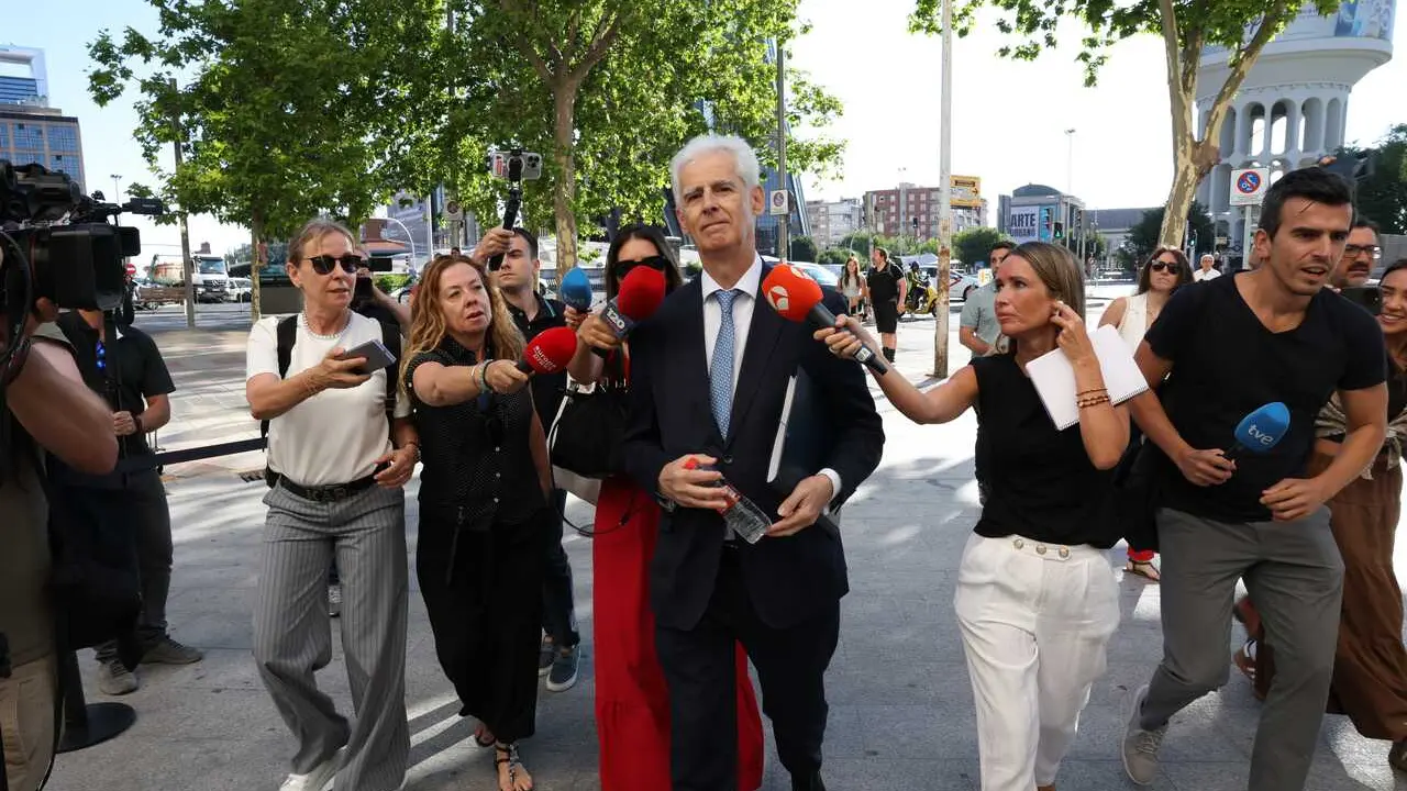 El vicepresidente de la Sociedad Estatal de Participaciones Industriales (SEPI), Bartolom&eacute; Lora (c), a su llegada a los juzgados de Plaza Castilla, a 3 de julio de 2026, en Madrid (Espa&ntilde;a).