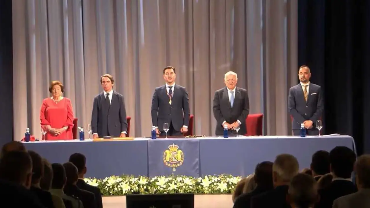 Entrega de la distinci&oacute;n de Intendente de Honor de La Carolina a Jos&eacute; Mar&iacute;a Aznar.