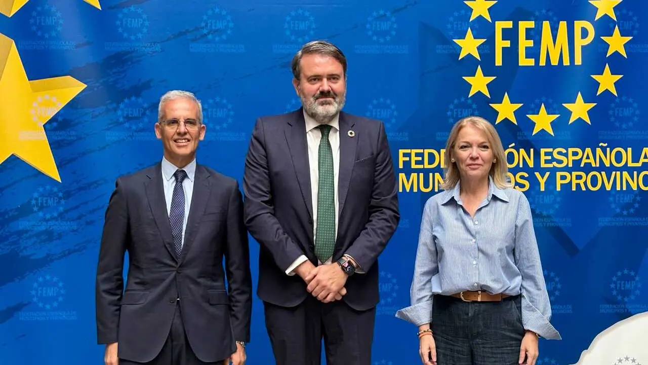 El secretario general de la FEMP, Luis Mart&iacute;nez-Sicluna, y el secretario de Estado de Juventud e Infancia, Rub&eacute;n P&eacute;rez, firman un protocolo para luchar contra la pobreza infantil y promover el bienestar de los menores.