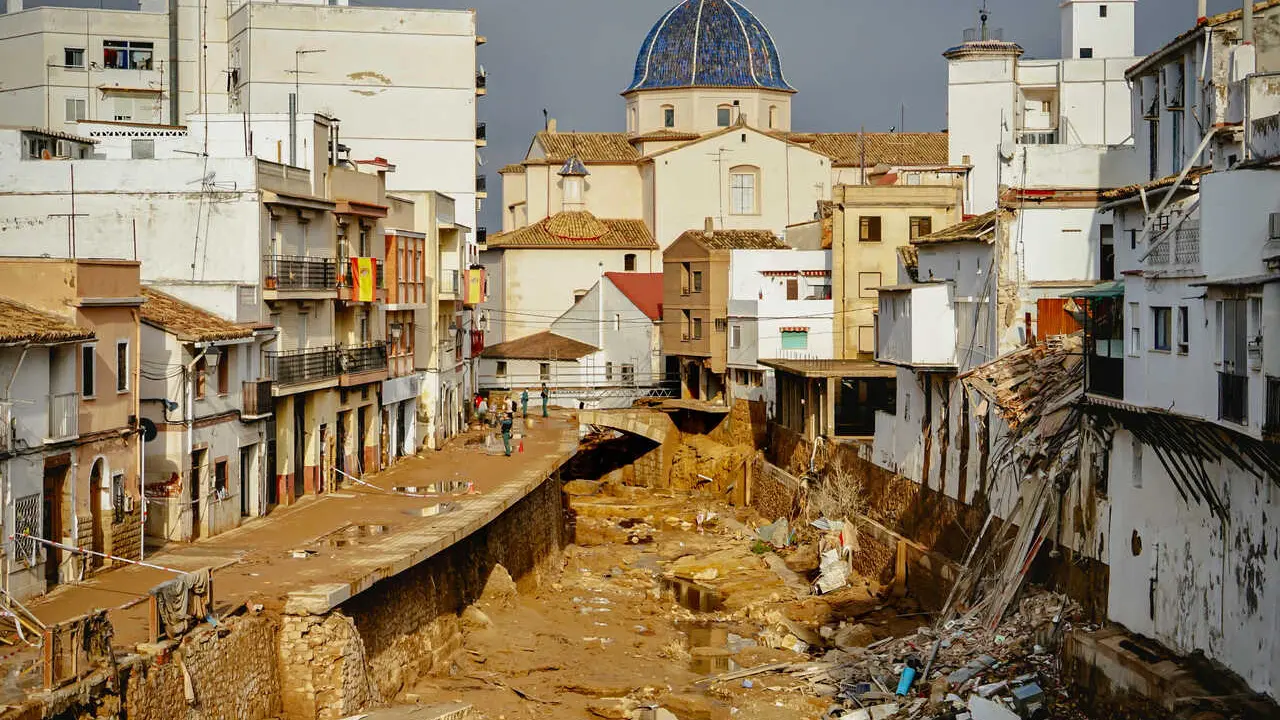Estragos causados por la DANA, a 4 de noviembre de 2024, en Chiva, Valencia, Comunidad Valenciana (Espa&ntilde;a). La DANA ha dejado, por el momento, 210 v&iacute;ctimas mortales en Valencia, con pueblos devastados, restricciones de movilidad y carreteras cortadas. Para hoy, est&aacute; activa la Emergencia Situaci&oacute;n 2 por inundaciones en toda la provincia de Valencia y en toda la provincia de Castell&oacute;n. A pesar de que se ha restablecido el 95% de la electricidad, seg&uacute;n Iberdrola, la mayor&iacute;a de los pueblos afectados por las inundaciones contin&uacute;an sin gas.,Image: 930443998, License: Rights-managed, Restrictions: , Model Release: no, Credit line: Eduardo Manzana / Europa Press / ContactoPhoto