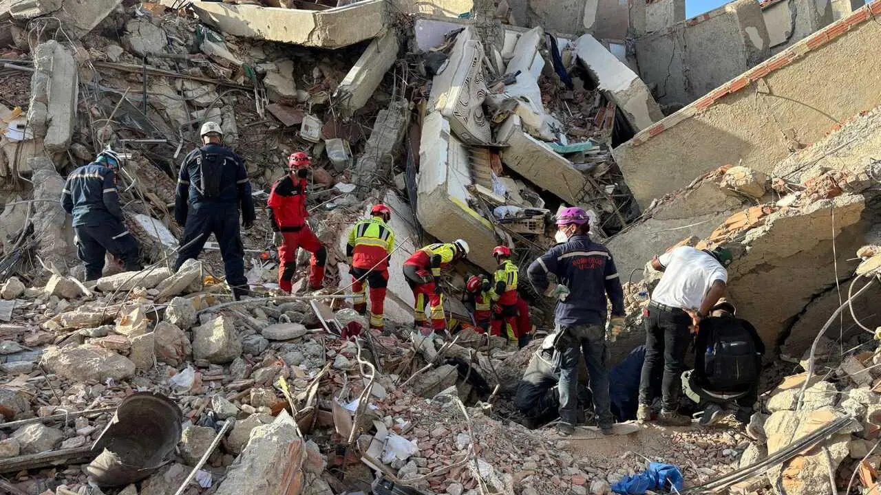 Bomberos de la Diputaci&oacute;n de Badajoz en Venezuela tras los terremotos.