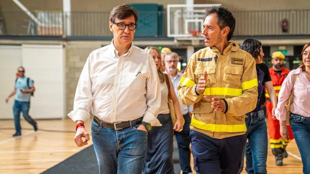 El presidente de la Generalitat, Salvador Illa, y el jefe de Bombers, David Borrell
