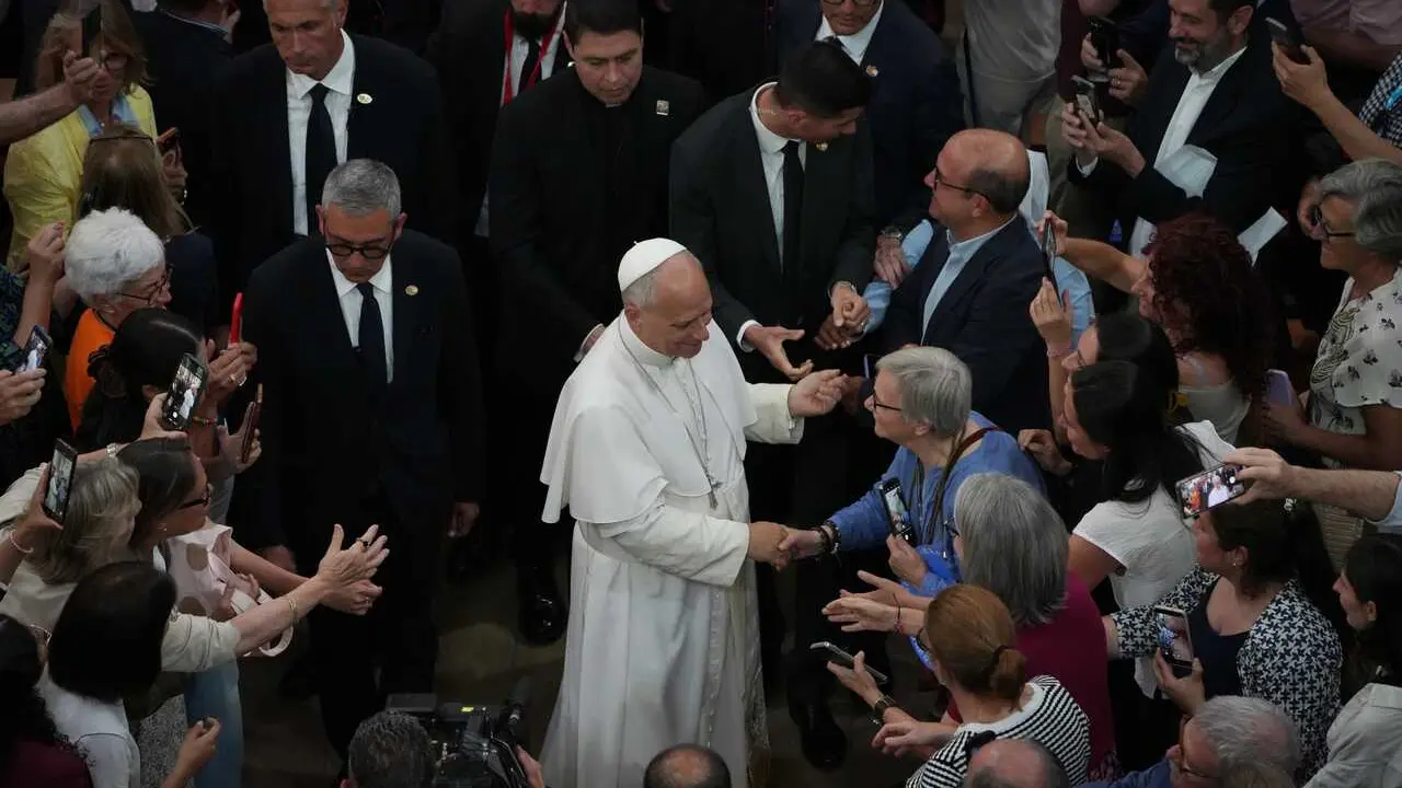 El Papa Le&oacute;n XIV a su salida del encuentro eclesial con las entidades de caridad y asistencia diocesana en la Iglesia de San Agust&iacute;n, ubicada en el barrio de El Raval, a 10 de junio de 2026, en Barcelona, Catalunya (Espa&ntilde;a). Este acto de car&aacute;cter social s