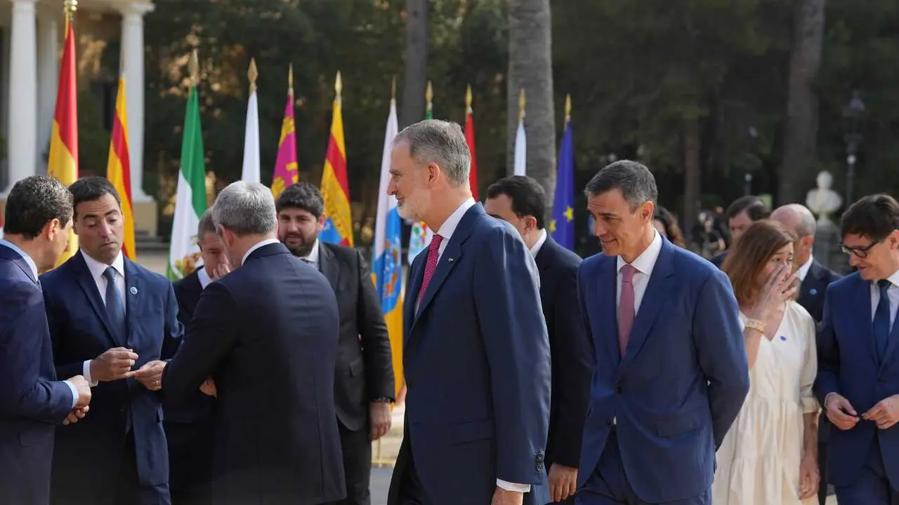 Archivo - El Rey Felipe VI (i) y el presidente del Gobierno, Pedro S&aacute;nchez, llega a la XXVIII Conferencia de Presidentes, en Palau de Pedralbes de Barcelona, a 6 de junio de 2025, en Barcelona, Catalunya (Espa&ntilde;a).