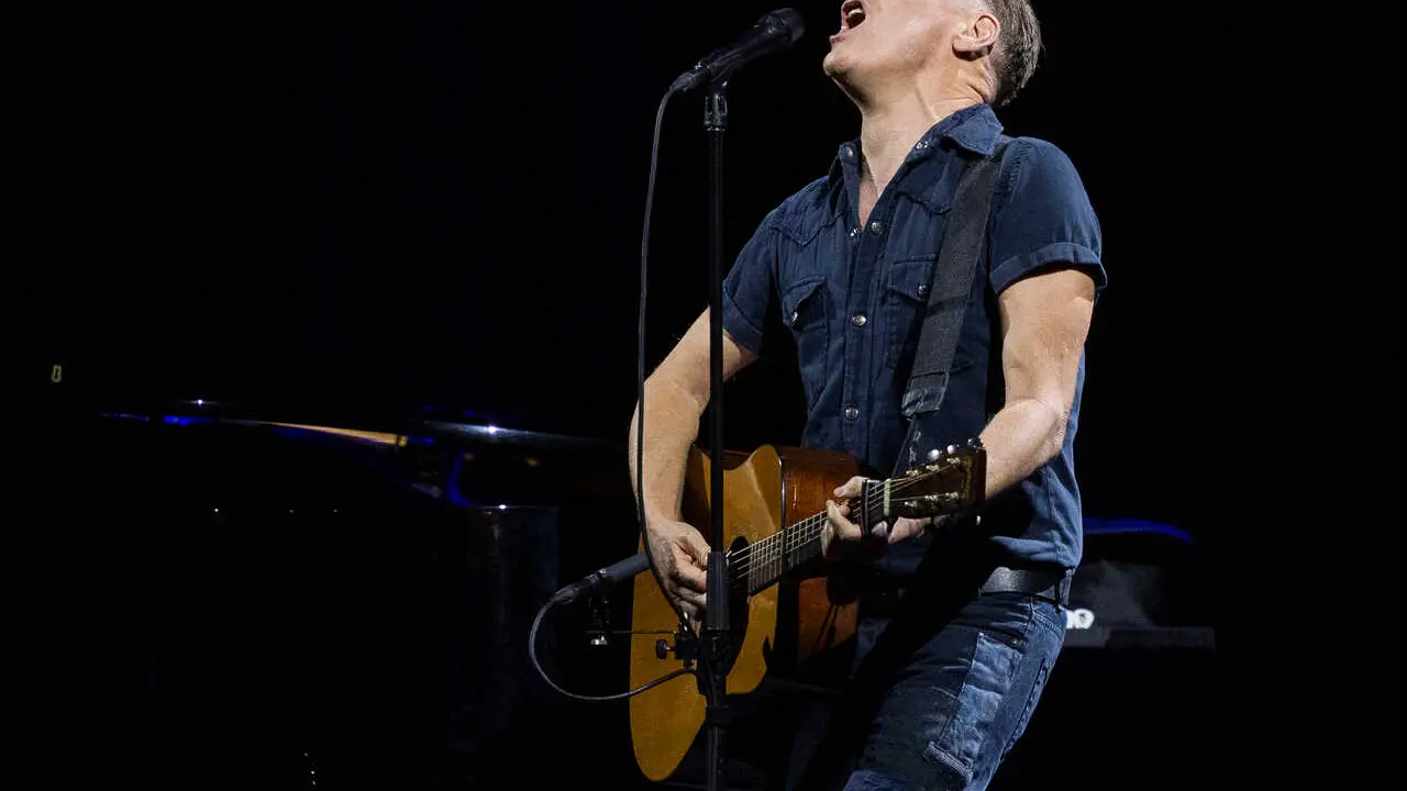 Bryan Adams durante su concierto inaugural de la 26.&ordf; edici&oacute;n del Cap Roig Festival, celebrado en el jard&iacute;n bot&aacute;nico de Cap Roig, en Calella de Palafrugell (Girona).