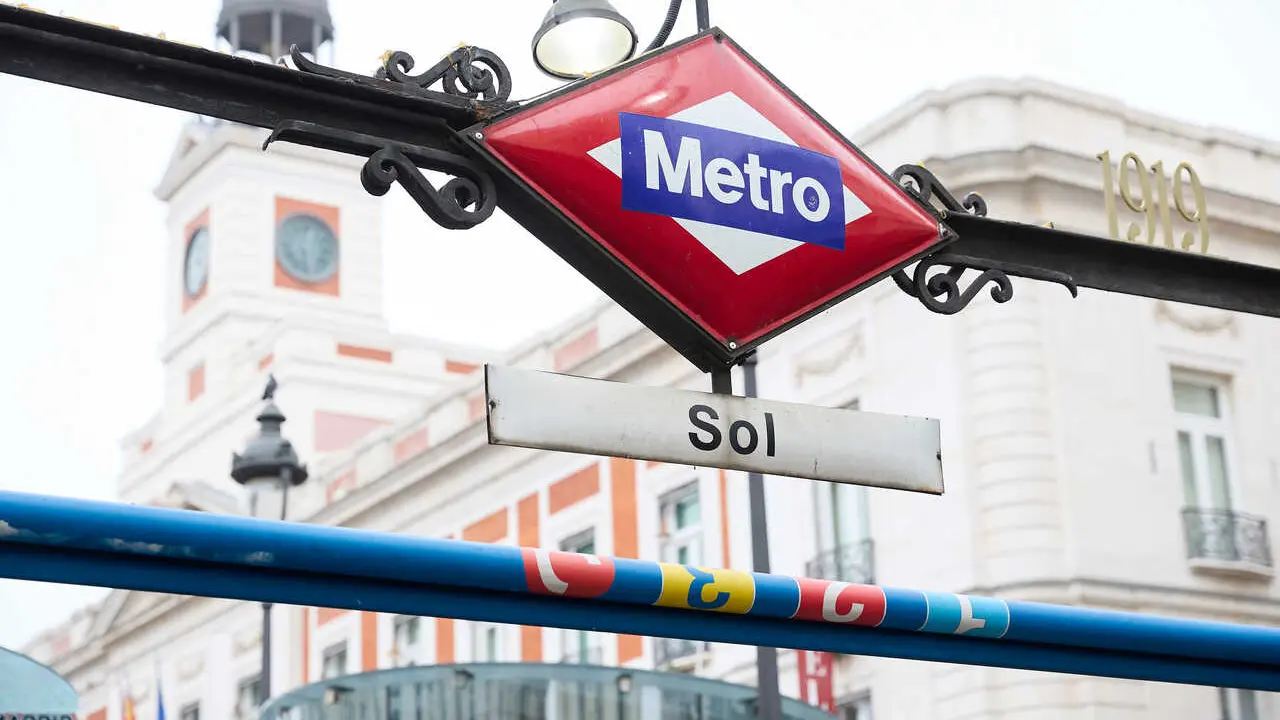 Archivo - Entrada de la estaci&oacute;n de Sol de Metro