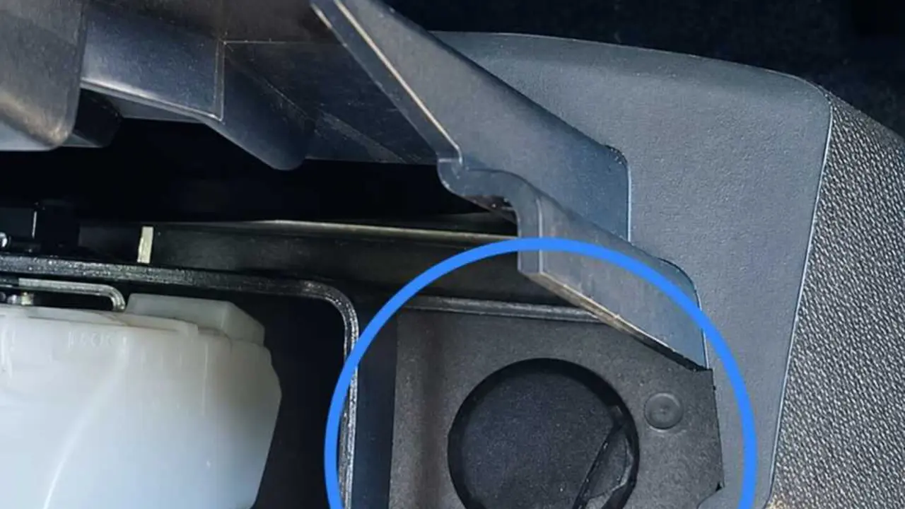 Detalle del dispositivo de geolocalizaci&oacute;n camuflado en el veh&iacute;culo de una mujer que hab&iacute;a sido instalado por su exmarido en Zaragoza.