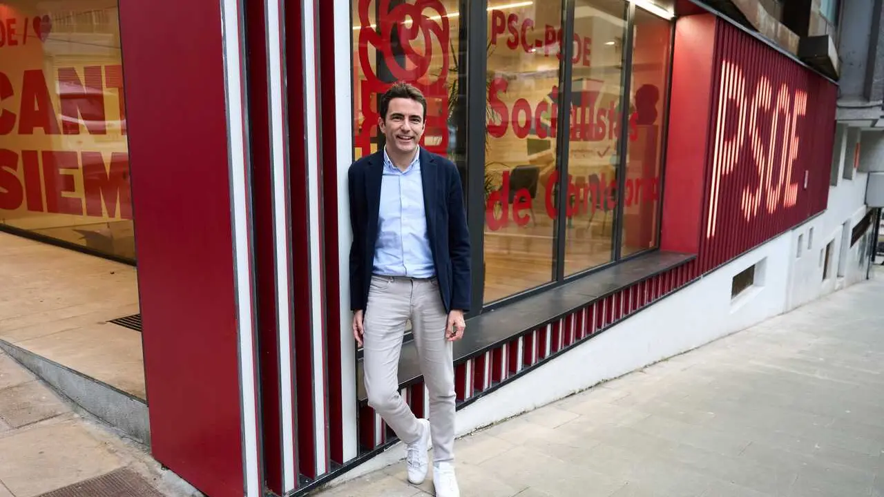 Archivo - El secretario general del PSOE de Cantabria, Pedro Casares, en la sede del PSOE de Cantabria.