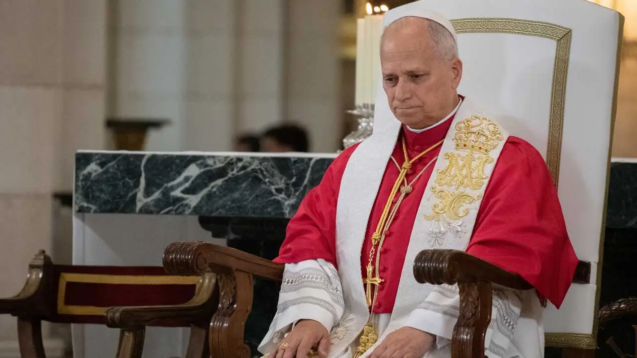 El Papa Le&oacute;n XIV durante la oraci&oacute;n y homenaje a la Virgen de la Almudena presidida por el Papa Le&oacute;n XIV, en la Catedral de Santa Mar&iacute;a de la Almudena, a 8 de junio de 2026, en Madrid (Espa&ntilde;a). Tras el rezo ante la patrona, el Papa ha depositado a sus pie