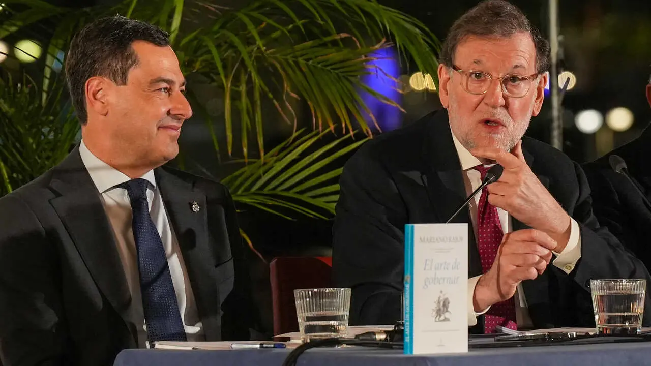 Archivo - El expresidente del Gobierno Mariano Rajoy  y Juanma Moreno, presidente de la Junta de Andaluc&iacute;a.
