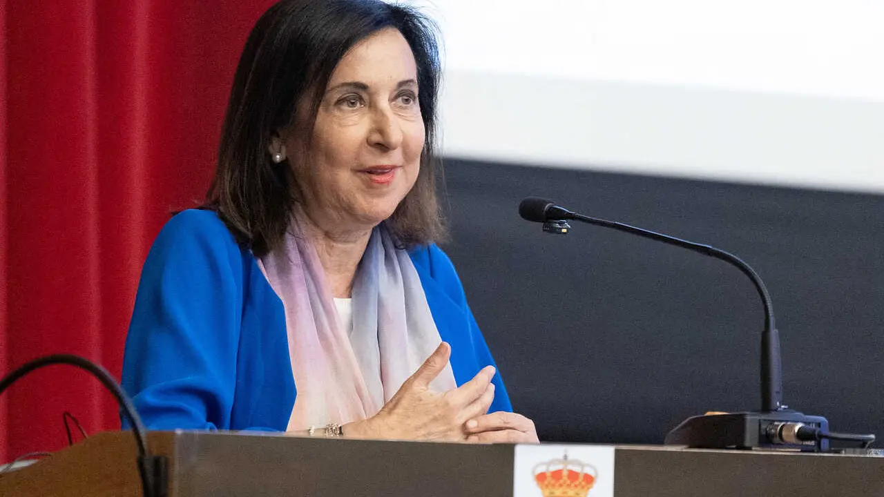La ministra de Defensa, Margarita Robles,durante una visita al Hospital Central de la Defensa &lsquo;G&oacute;mez Ulla&rsquo; Centro Sanitario de Vida y Esperanza, a 23 de junio de 2026, en Madrid (Espa&ntilde;a). Robles ha saludado durante su visita al personal que ha participado
