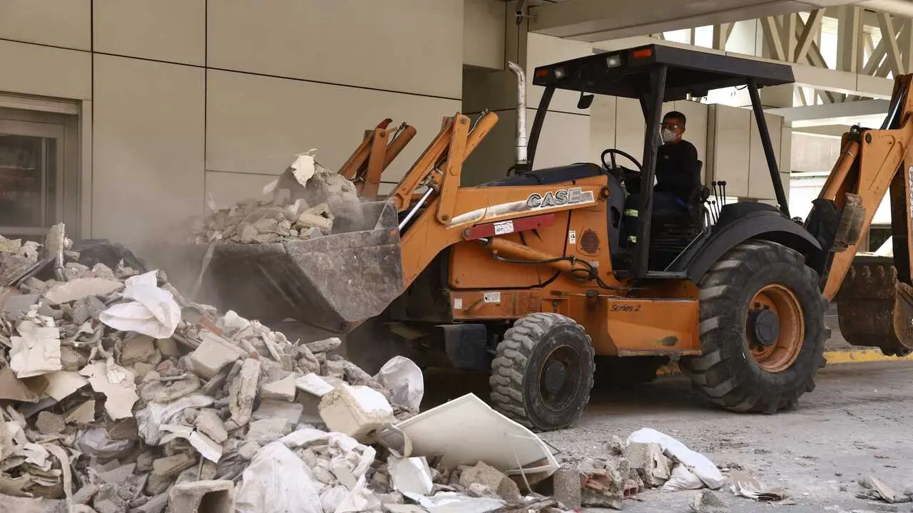 LA GUAIRA, VENEZUELA &ndash; JULY 2, 2026: Workers carry out debris removal, cleanup and repair operations at Sim&oacute;n Bol&iacute;var International Airport in La Guaira, Venezuela, following damage caused by the recent earthquakes that struck northern Venezuela. Heavy machinery and maintenance crews continue clearing damaged structural elements around the international terminal as restoration work progresses to return airport facilities to normal operations. Photo by Laura De Chiclana / JNA PRESS. (Photo by Laura de Chiclana/JNA Press via Nexpher Images)