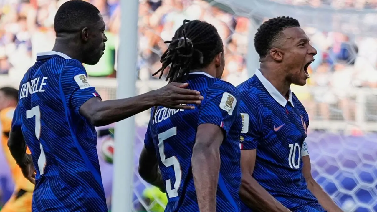 Kylian Mbapp&eacute; de penalti desatasca a Francia ante Paraguay y mantiene su pulso goleador con Messi