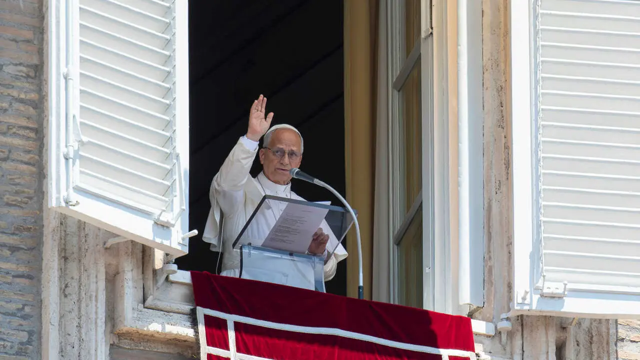 El Papa Le&oacute;n XIV saluda a la multitud durante el &Aacute;ngelus desde el balc&oacute;n de la Plaza de San Pedro.