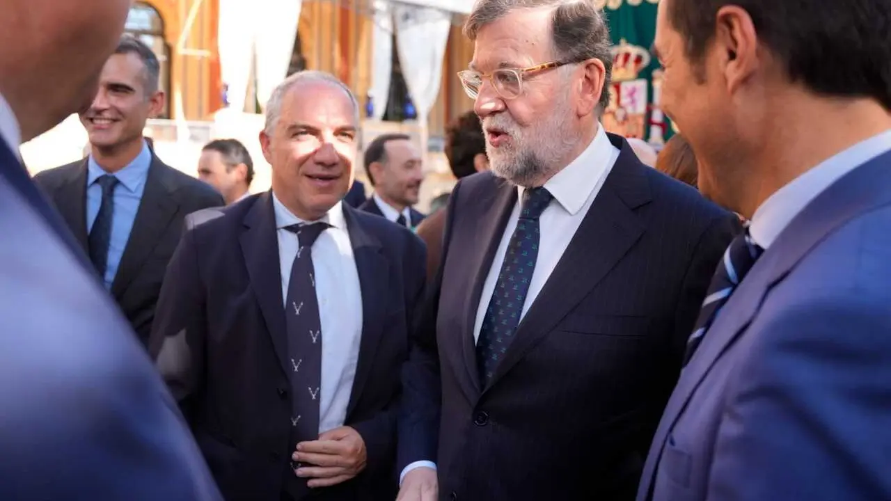 El&iacute;as Bendodo con el expresidente del Gobierno de Espa&ntilde;a Mariano Rajoy en la toma de posesi&oacute;n de Juanma Moreno como presidente de la Junta de Andaluc&iacute;a.
