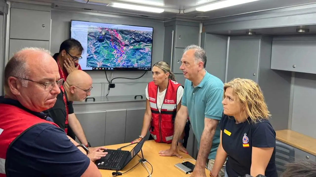 La delegada del Gobierno, Pilar Bernab&eacute;, y el conseller de Emergencias, Juan Carlos Valderrama, en una reuni&oacute;n por el incendio de Soneja