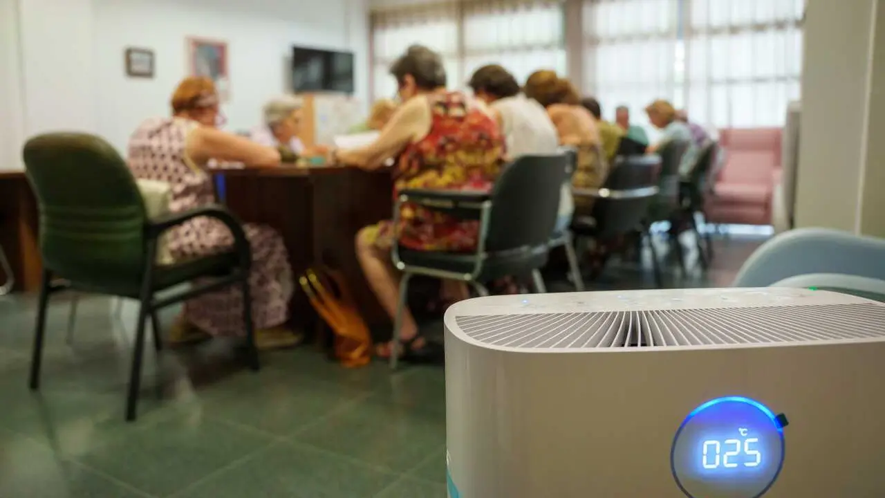 Personas mayores en un aula. 