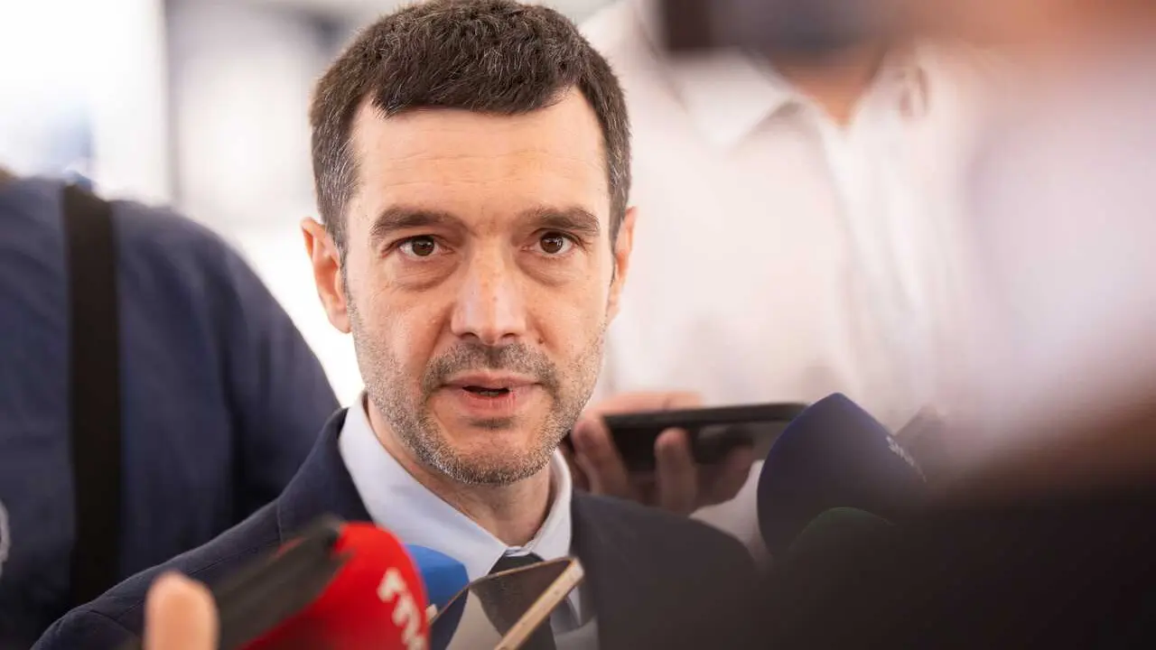 El ministro de Consumo y Agenda 2030, Pablo Bustinduy, durante el encuentro con los medios de comunicaci&oacute;n y rueda de prensa posterior, a 3 de julio de 2026, en Avil&eacute;s, Asturias (Espa&ntilde;a). La ministra de Inclusi&oacute;n, Seguridad Social y Migraciones, Elma Saiz