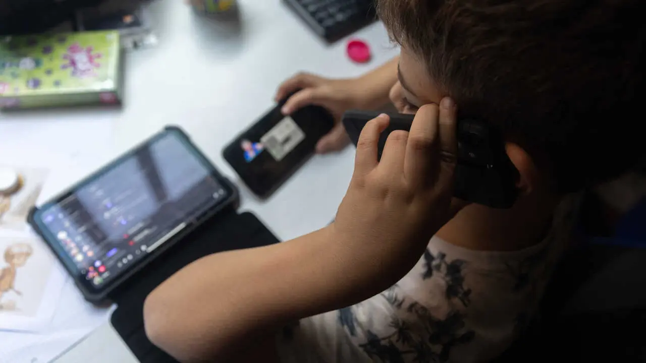 Archivo - Un ni&ntilde;o usa el tel&eacute;fono m&oacute;vil y una tablet, a 18 de octubre de 2023, en Madrid (Espa&ntilde;a). Seg&uacute;n la Vanguardia, en Espa&ntilde;a se estima que el 21% de los adolescentes es adicto a la red y casi la mitad reconoce que tiene 'un contacto activo' cada 15 m