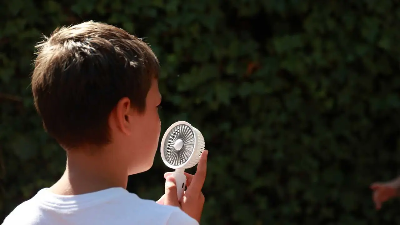 Un joven se refresca durante la ola de calor. A 05 de julio de 2026, en Sevilla (Andaluc&iacute;a, Espa&ntilde;a). 
