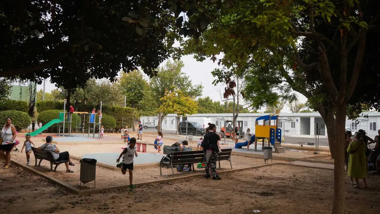 Archivo - Ni&ntilde;os jugando en un parque.
