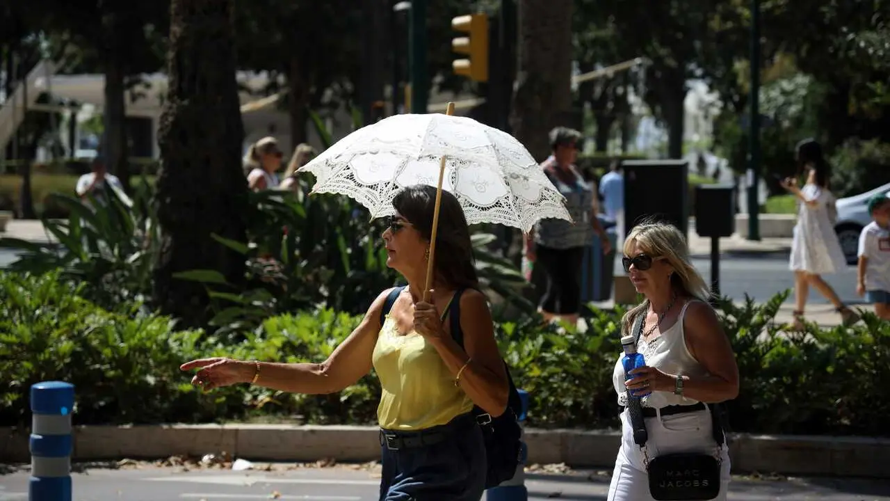Vecinos y visitantes de M&aacute;laga bajo los efectos de la segunda ola de calor. A 6 de julio de 2026 en M&aacute;laga (Andaluc&iacute;a, Espa&ntilde;a). 